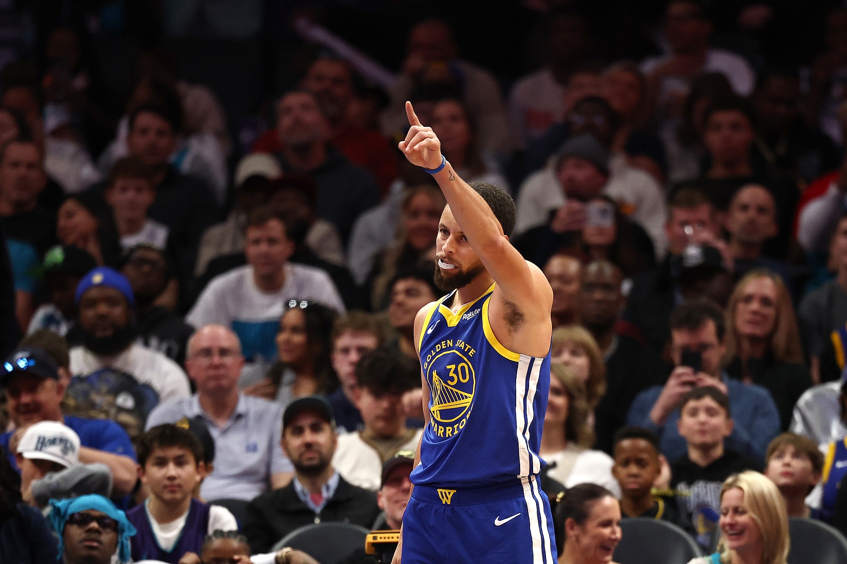 开云体育下载网址-疯狂毒奶了？ESPN预测明天胜率：勇士82.4% 国王17.6%